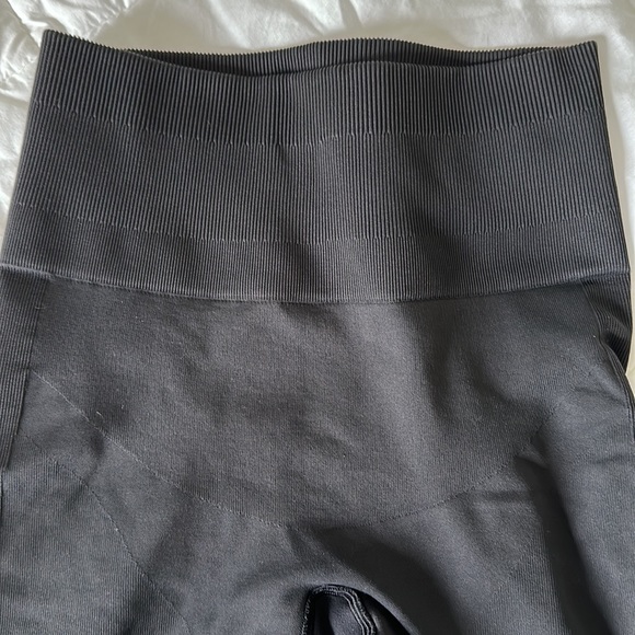 Lululemon dark grey crop leggings. Size 6. - Picture 5 of 5